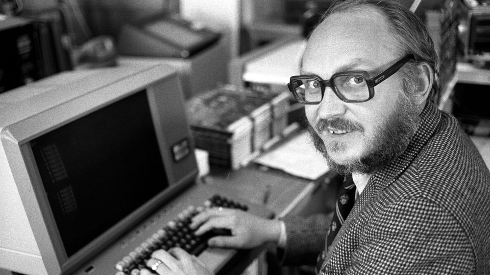Rolf Skår mens han var direktør i Norsk Data, fotografert i 1981 ved en datamaskin av typen Tandberg terminal 2115.