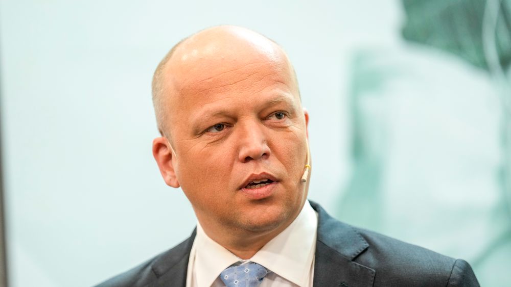 Finansdepartementet, her ved finansminister Trygve Slagsvold Vedum (Sp), vil likevel ikke ut med hvor mye oljeskattepakken har kostet. 
