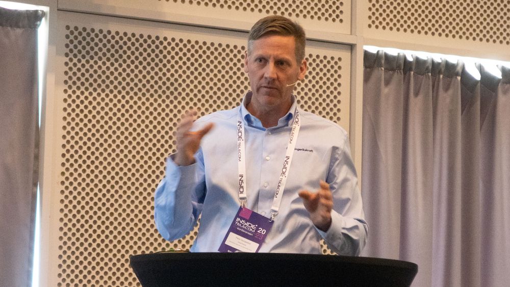 Markedssjef Pelle Gangeskar i Ringerikskraft på scenen under Inside Telecom-konferansen 2. juni. Han tror datasentre vil bli viktige for å stabilisere strømnettet i Norge.
