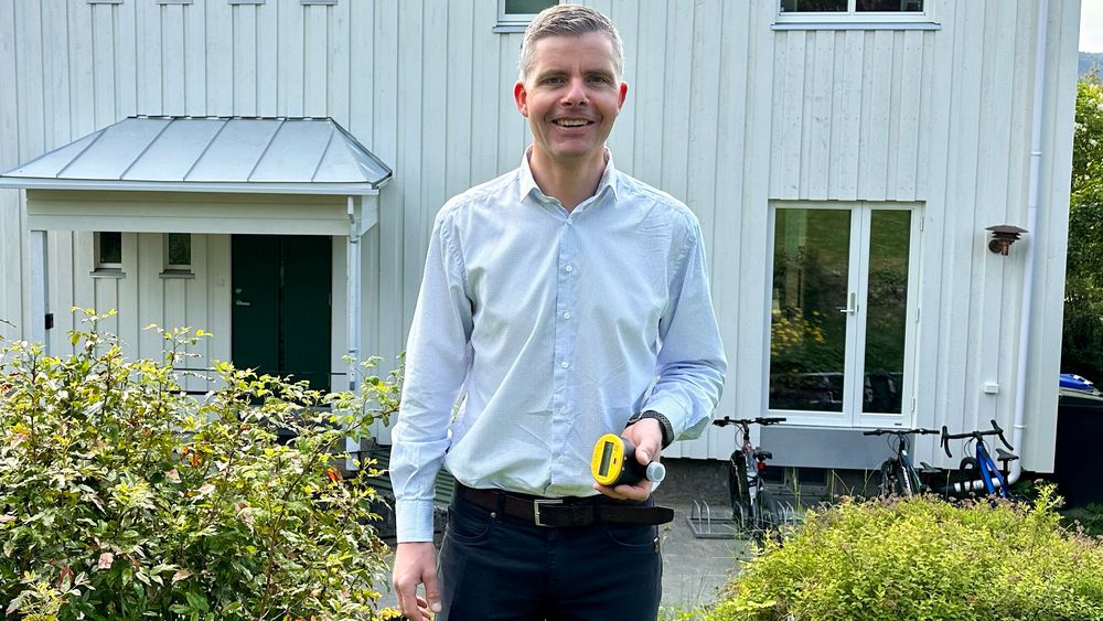 Odd-Eirik Grøttheim, som er konserndirektør for telekom i NTE med en vannmåler. Det er en litt annen type måler som vil bli brukt i Trondheim, ifølge Altibox. 