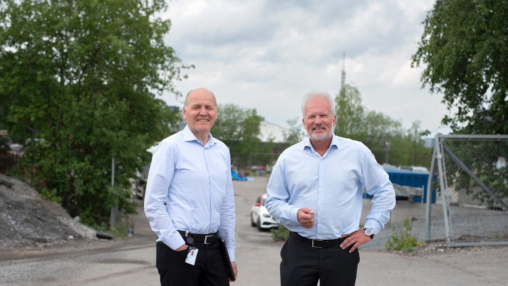 Konsernsjefene Sigve Brekke i Telenor og Finn Bjørn Ruyter i Hafslund på tomta på Økern der det første datasenteret av tre er planlagt påbegynt mot slutten av 2023. 