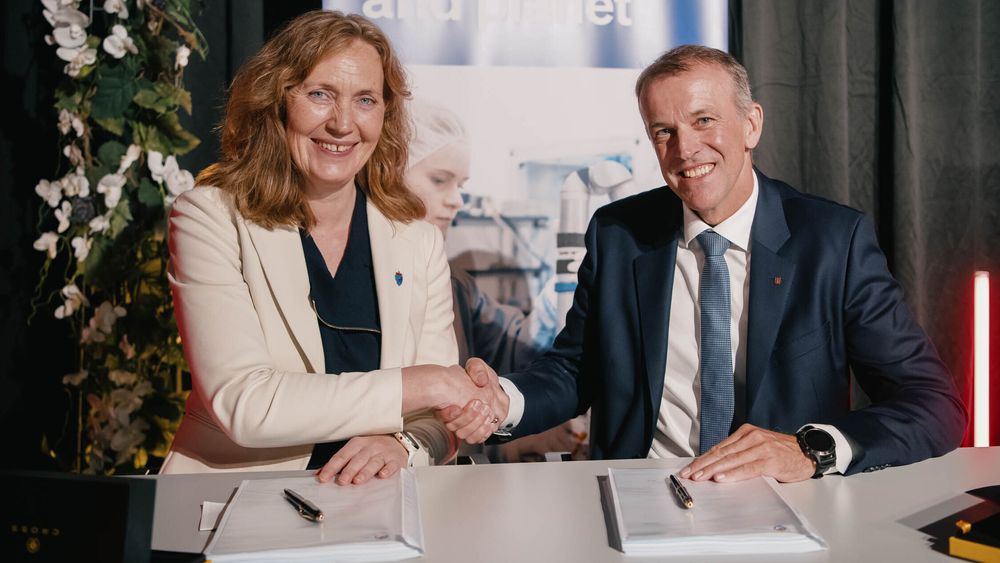 Forsvarsmateriells direktør, Gro Jære og administrerende direktør Eirik Lie i Kongsberg Defence & Aerospace har signert en 320-millionerskontrakt om utvikling av en ny feltradio for Forsvaret.