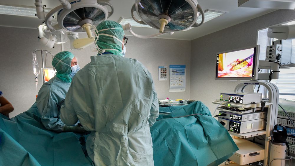 Sykehusinnkjøp HF har på vegne av helseforetakene i Norge inngått avtale med Telenor. Her et bilde fra en operasjon ved Helgelandssykehuset, avdeling Rana sykehus.