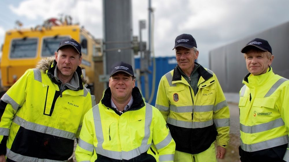 Banesjef Atle Havnerås mener 5G-sensorteknologi er den viktigste ingrediensen for å «Make Jærbanen great again». Fra venstre: Arnt Inge Sæstad, Atle Havnerås, Erik Einarsen og Geir Jone Rusdal – alle med base ved Bryne stasjon.