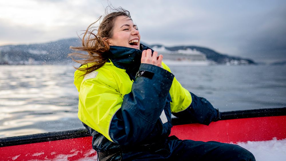 Før Elisabeth Haugsbø begynte i Zebra Consulting, jobbet hun i Hub Ocean, som i samarbeid med NTNU og Sintef Ocean skulle samle inn miljødata fra havet. Bildet er fra da TU var med Haugsbø på tur i Trondheimsfjorden i 2022.