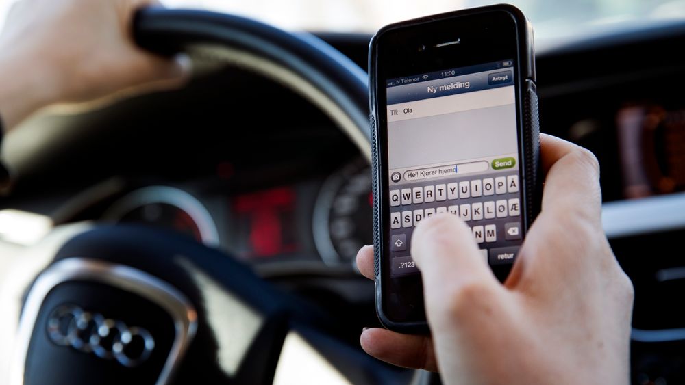Hittil i år har mange færre enn i fjor fått bot for å bruke mobiltelefon mens de kjører bil.