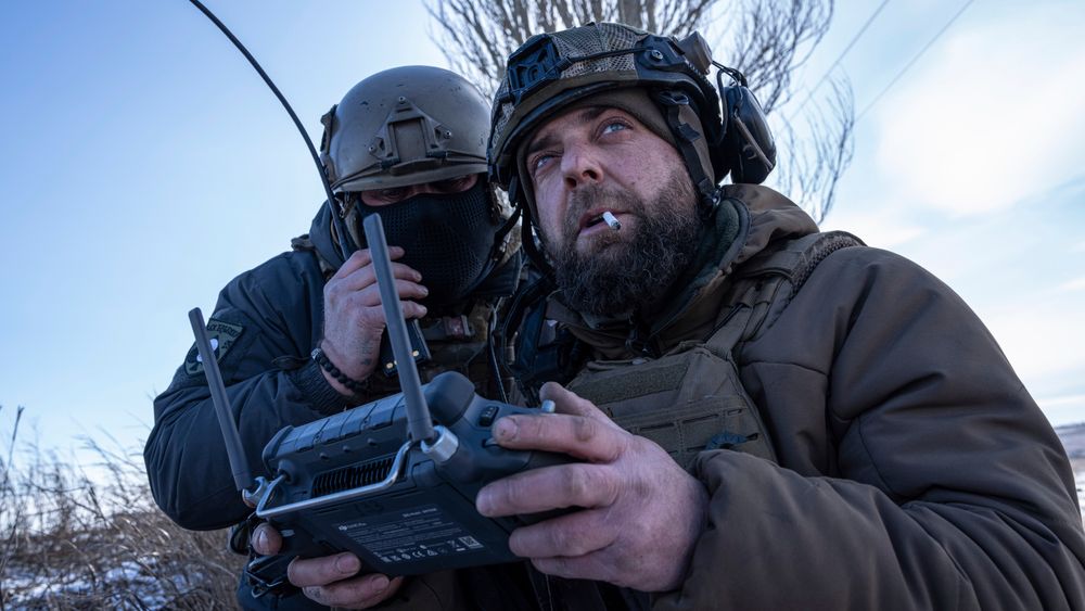 Ukrainske soldater benytter i stor grad Starlink-satellitter for å identifisere mål på bakken, som gjerne blir angrepet ved hjelp av droner, slik bildet viser styringen av.