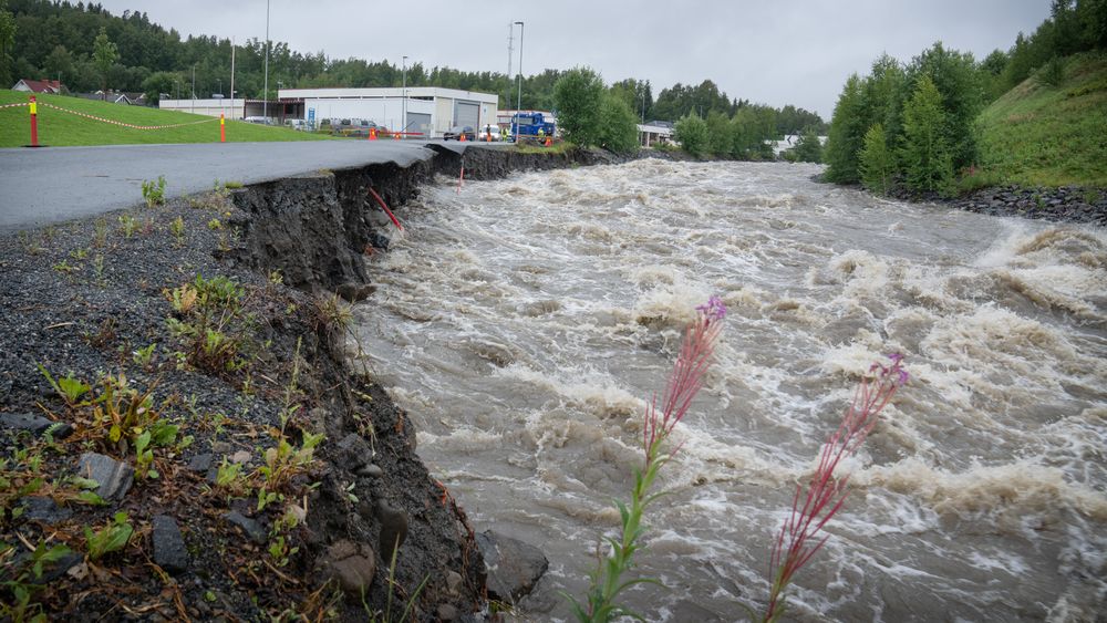 En rekke steder har de rasende vannmassene gravd vekk grøfter og massen under veidekket. På bildet skimtes kabelrør som er vasket frem og har røket i Gjøvik.  