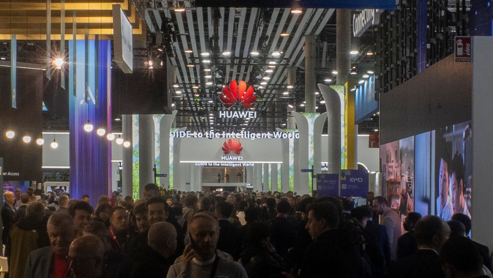 Huawei skal ha fått rundt 300 milliarder kroner fra den kinesiske regjeringen og myndighetene i regionen Shenzhen for å bygge opp nasjonal kapasitet til å produsere komponenter til elektronikk. Her illustrert ved et bilde fra Mobile World Congress 2023.