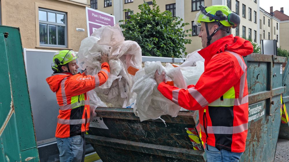 Karl Christian Martinsen og Erik Nilsen fra Veidekke med plastemballasje som utgjør mye av avfallet. Et av tiltakene er å stille krav til leverandørene om enten å bruke mindre plast, eller å sørge for at all plastemballasjen holder identisk kvalitet som egner seg til ombruk og resirkulering.