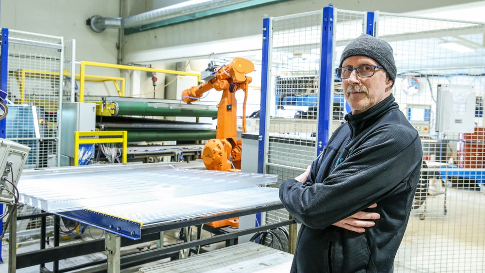 Produksjonen og kundemassen hos Plasto er allsidig. Johan Fagerheim er produksjonsmedarbeider med ansvar for denne automatiserte linja. Produktet er lysarmatur til kunden Glamox i Molde.