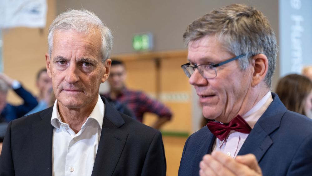 Statsminister Jonas Gahr Støre og UiO-rektor Svein Stølen fra dagens kunngjøring av at regjeringen bevilger penger til KI-forskning.