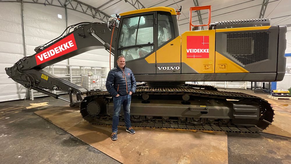 Kristian Sabel i Veidekke Anlegg foran det som blir verdens første hydrogendrevne gravemaskin på 30 tonn. 