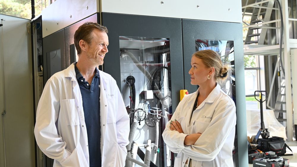 Magnus Thomassen er tilfreds med Hystars innovasjonssenter på Høvik. Her i samtale med kollega og labingeniør Ingrid Johanne Bruarøy.