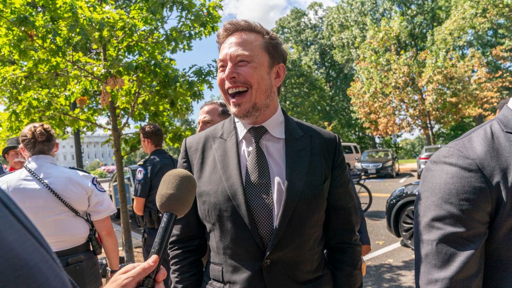 Elon Musk, toppsjef for X (tidligere Twitter), snakker med reportere på Capitol Hill før en senatshøring onsdag.