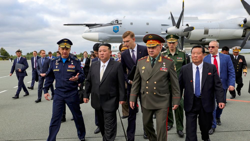 Nord-Koreas leder Kim Jong-un og den russiske forsvarsministeren Sergej Sjojgu inspiserer bombefly på en russisk militærbase.