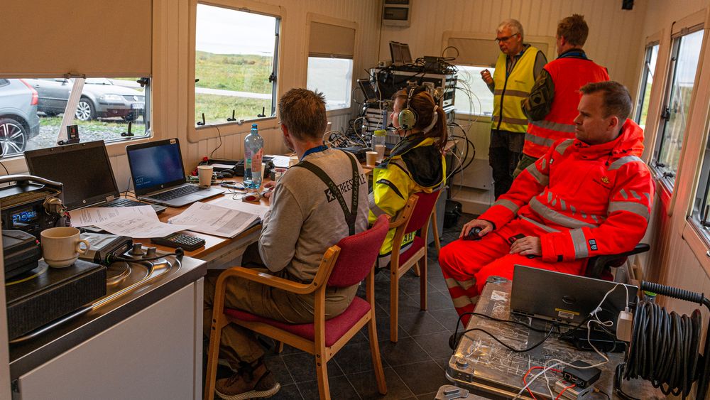 Personell fra FFI, Vegvesenet og Redningshelikoptertjenesten fyller opp operasjonssentralen for høyeffektsjammingen under jammetesten på Andøya i fjor. Det kan bli enda trangere i år.