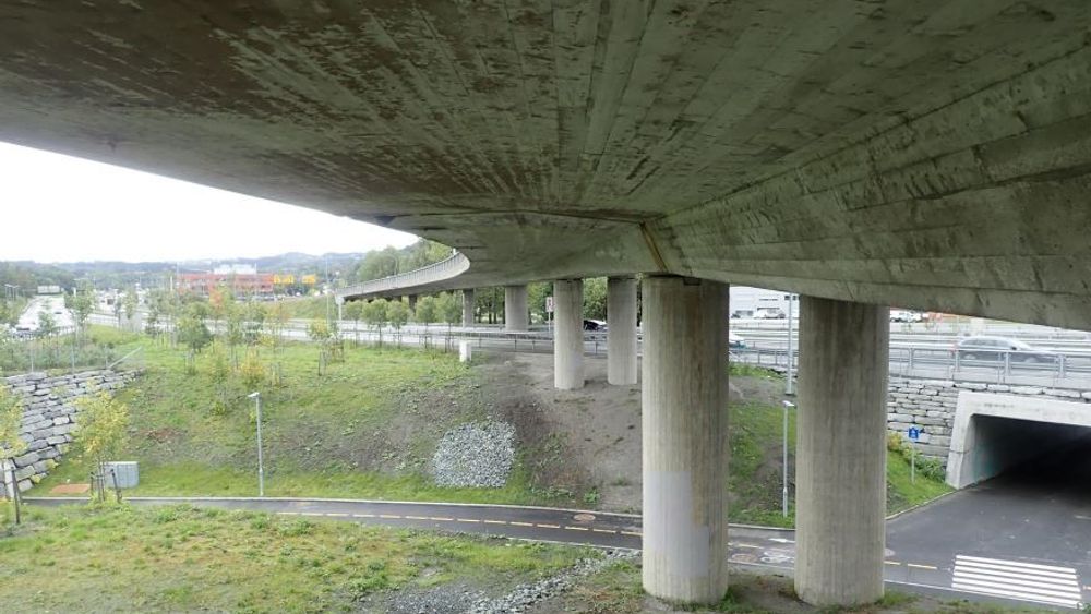 Sluppen viadukt er en seksspenns bjelke-platebru med totallengde på 171 meter.