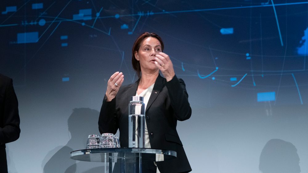 Telenor Norge-sjef Birgitte Engebretsen fotografert på scenen under konferansen Attack 2023 i Oslo 10. oktober. Hun kaller det en milepæl at de nå vokser på bredbånd etter mange år med nedgang, og skryter av de ansatte som har bidratt til dette.