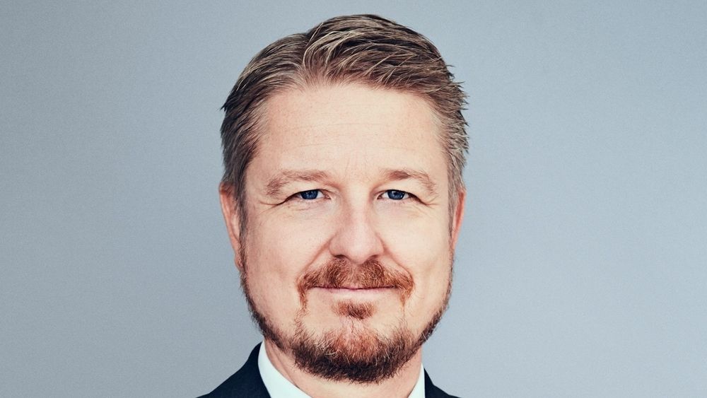 Advokat Jan Sandtrø mener det er både vanlig og naturlig leverandører i avtalene i stor grad fraskriver seg ansvaret for kundenes tap og kostnader.