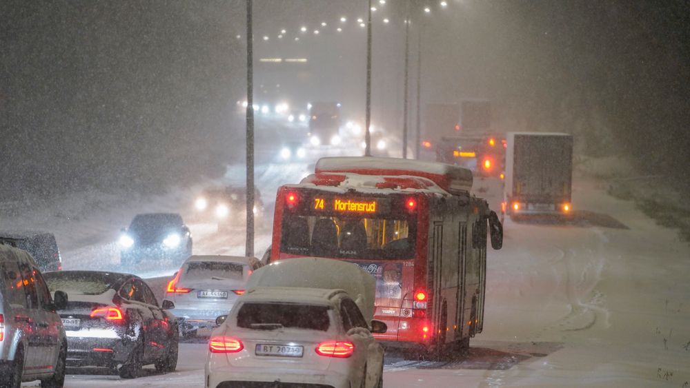 Snø førte til store problemer i trafikken på Østlandet mandag. Det er ventet mer snø tirsdag ettermiddag og kveld