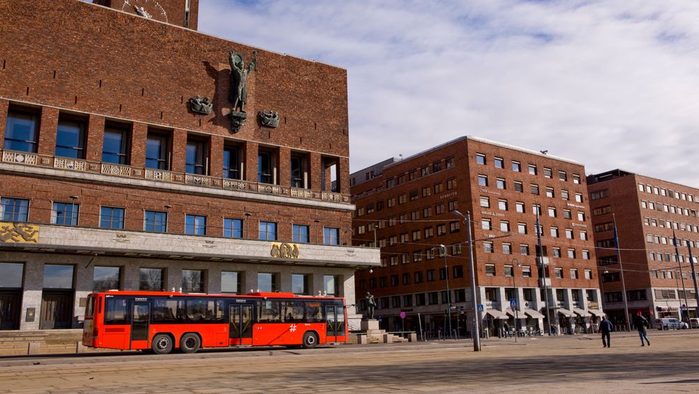 Fra 2014 til 2019 gikk flere busslinjer over Rådhusplassen i forbindelse med omfattende anleggsarbeid i Oslo sentrum. Nå kan området bli trafikkert igjen.