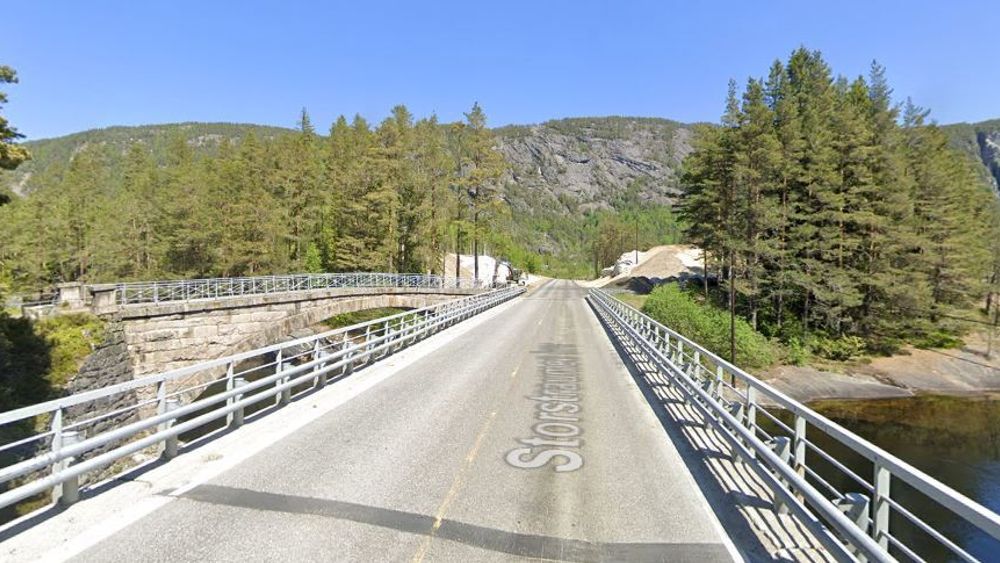 Storstraumen bru på riksvei 9. Den gamle steinhvelvbrua til venstre. 