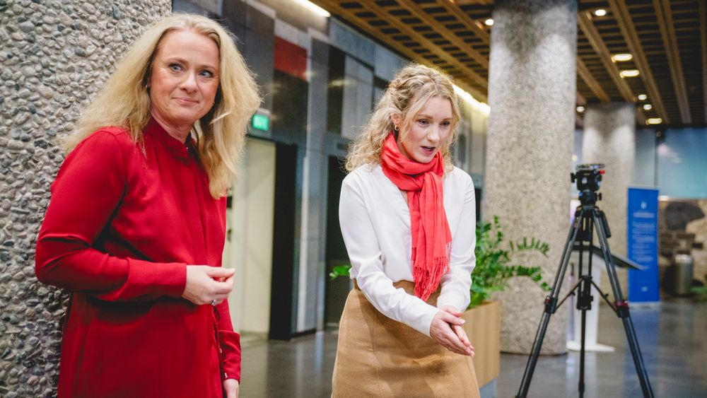 NHOs viseadministrerende direktør, Anniken Hauglie (til venstre) mener
digitaliseringsminister Karianne Oldernes Tung må sette nye bredbåndsmål for Norge: Gigabit til alle før 2030.