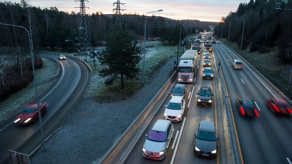 Selv i byene kjører flertallet til jobb, viser Statens vegvesens nye undersøkelse.