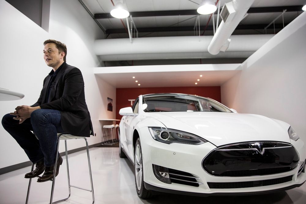 Tesla-sjef Elon Musk på fabrikken i Fremont, California. 