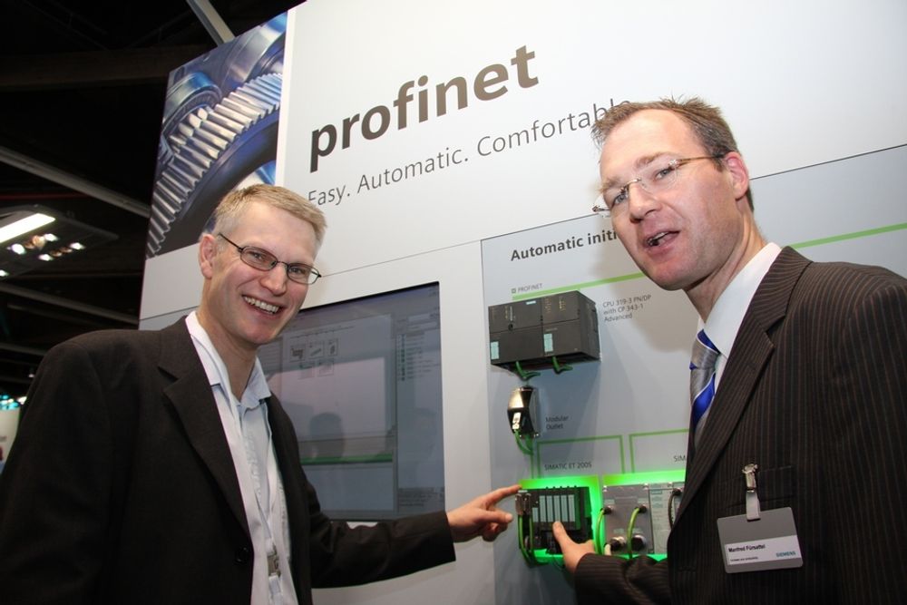 TRÅDLØS STANDARD:  Markedsansvarlig for Profinet i Tyskland, Manfred Fürsattel (til høyre) og salgssjef Håkon Rem i Siemens Automatisering i Norge gleder seg over utviklingen.