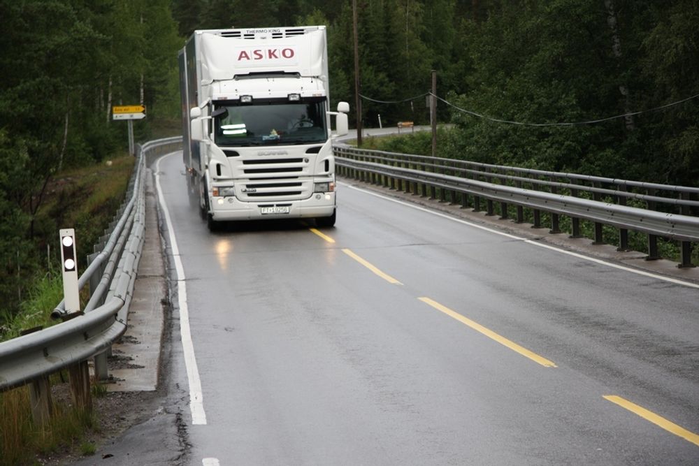 PÅ LIVET LØS: Riksvei 3 gjennom Østerdalen er hovedvei nummer en for tungtransporten fra nord til sør. Veien er flere steder så smal at to trailere knapt kan passere hverandre.