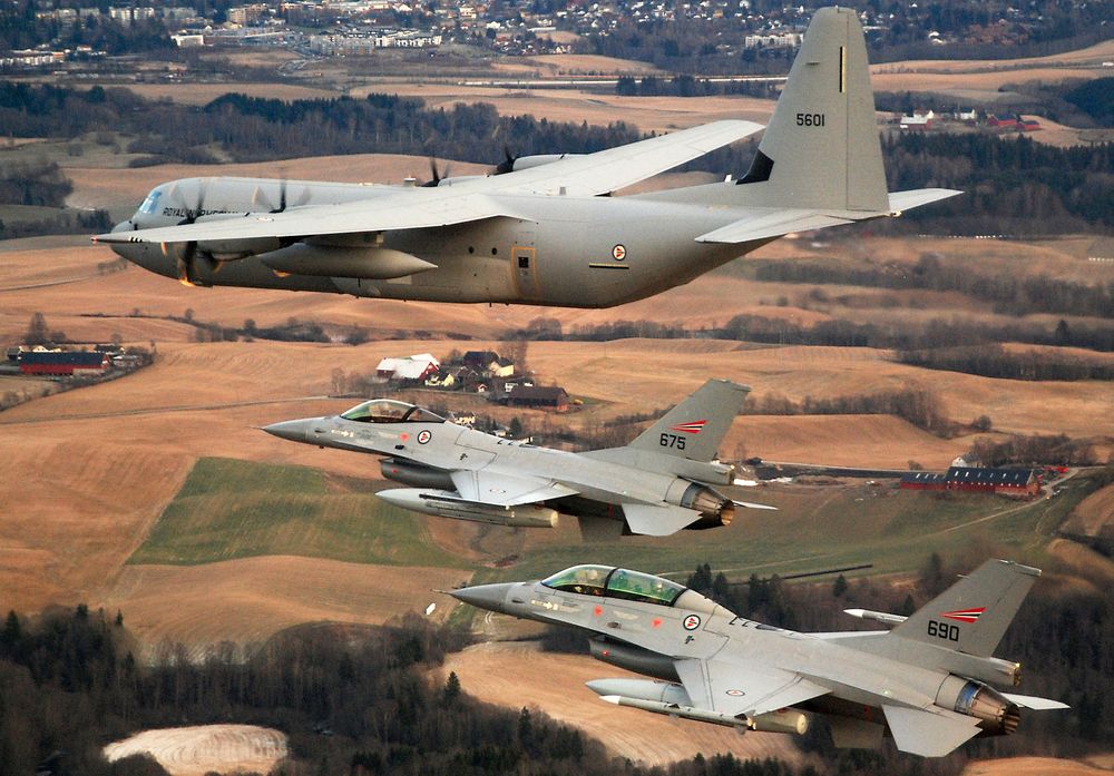 Både i fly og i militært utstyr blir servoventilene til Mooge benyttet. På bildet et norsk Hercules C-1303 under jomfruturen i Norge sammen med to F-16 fly fra 338 skvadronen på Ørlandet. Bildet er fra 2008.