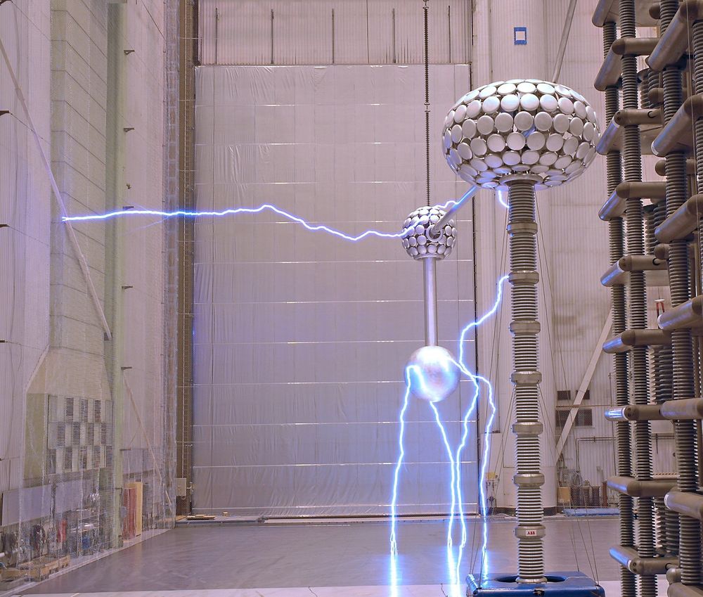 HØY SPENNING: Det er viktig med høy spenning når  man skal overføre mye kraft over lange avstander. Bildet er fra testing av ABBs UHVDC-transformatorer i Ludvika i Sverige. (Foto: ABB)