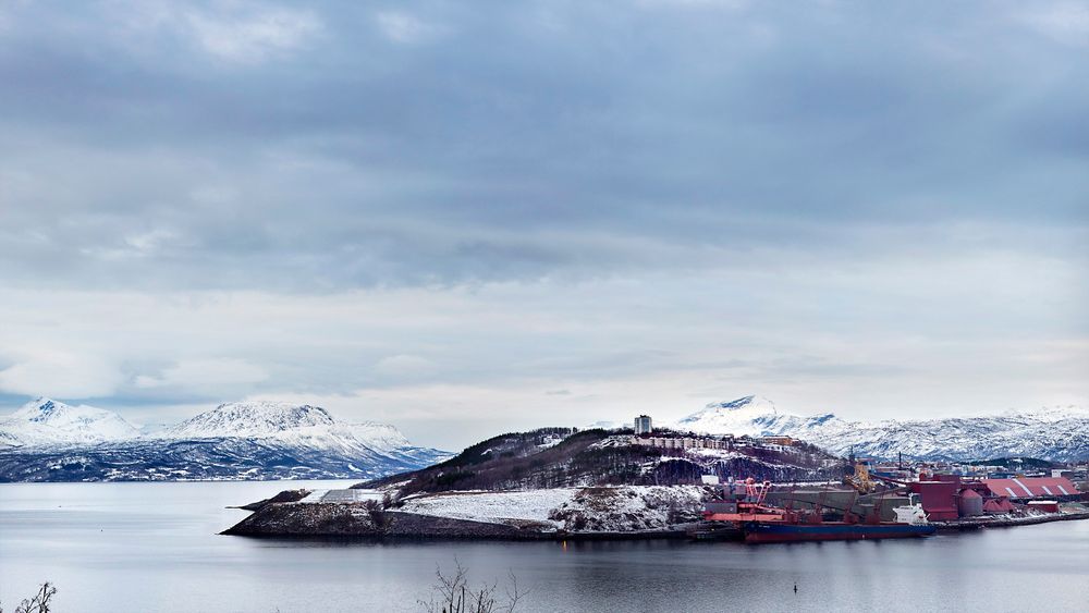Narvik med flyplassen til venstre i bildet og LKABs utskiping til høyre. FOTO:Håkon Jacobsen