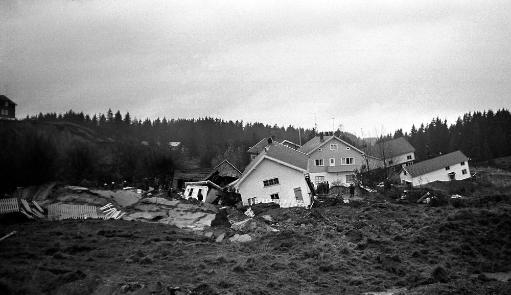 Fire personer omkom da et 200 mål stort boligområde raste ut i Trøgstad i 1967. 11 hus ble mer eller mindre begravet i leire, og ført fra 20 til 200 meter vekk fra grunnmurene. Riksvei 22 forsvant i en lengde av 500 meter. FOTO: NTB Scanpix 