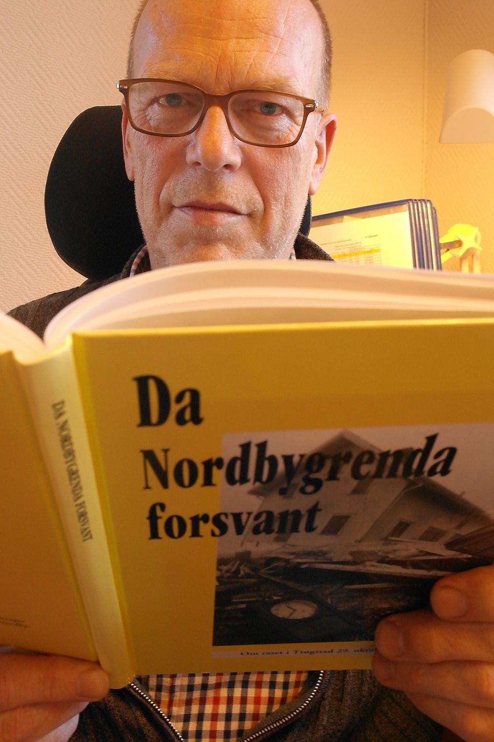 SKOLEN: Rektor Trond Andreas Enger titulerer seg som konsulent til boken «Da Nordbygrenda forsvant», om det fatale kvikkleireskredet i 1967. Spørsmålet er om skredfaren fører til at skolen bør flyttes. FOTO: Per-Ivar Nikolaisen 