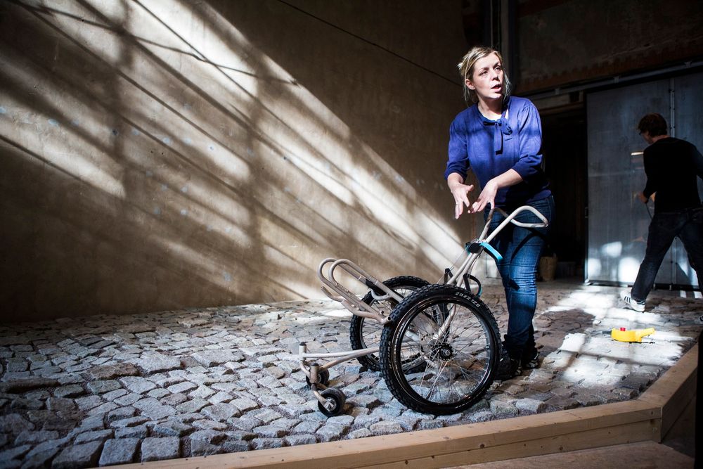 Under utstillingen kan publikum prøve en rullestol som er utviklet for Guatemala. Størrelsen og hjulene ble tilpasset lokale forhold. Det er røffe BMX-dekk fordi veiene i Guatemala, spesielt på bygda, er så dårlige. Foto: Håkon Jacobsen