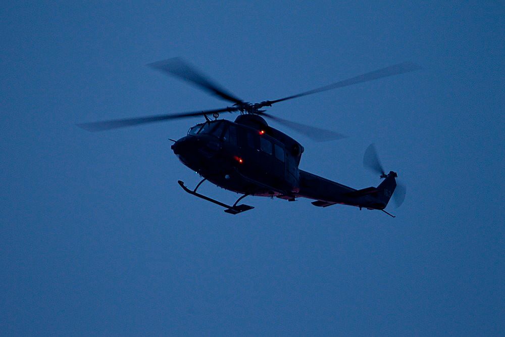 KEBNEKAISE: Et Bell-helikopter på vei inn til Kebnekaisemassivet for å søke etter det savnede Hercules-flyet. 