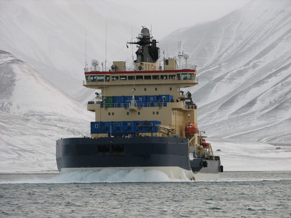 INN I ISEN: Oljedirektoratet bruket den svenske isbryteren Oden for å undersøke kontinentalsokkel nor for Svalbard i sommer.