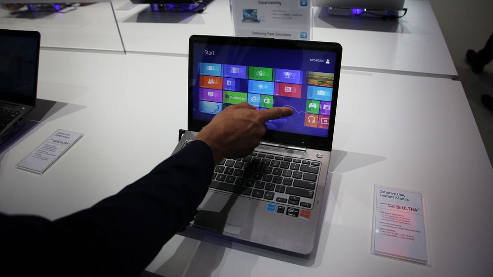 Alle PC-produsentene er i full sving med å installere touchskjermer på nærmest alle sine modeller. Her Samsung Series 5, som nå fås med touchskjerm. 