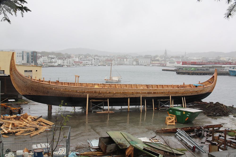 ENDELIG: Draken Harald Hårfagre ute av hallen etter to års byggetid innendørs.  