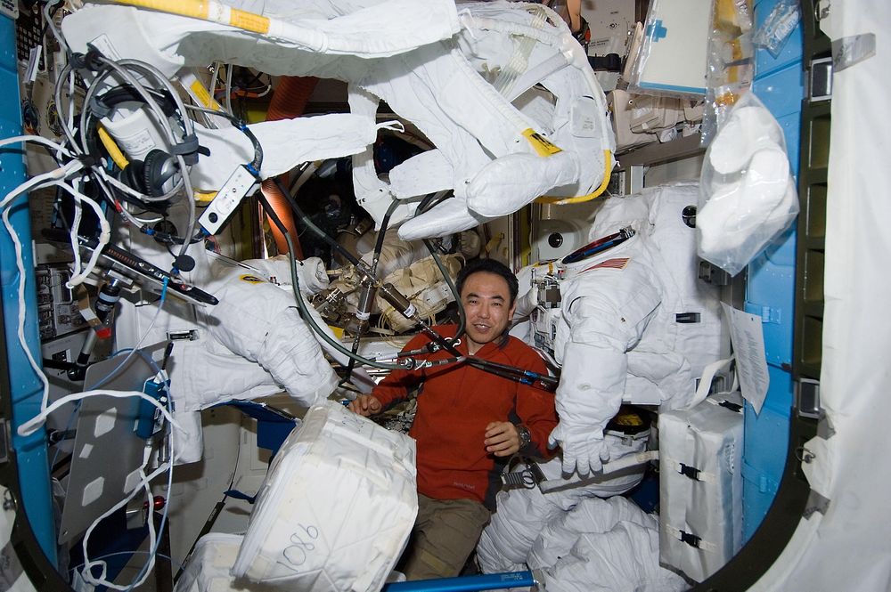 FIKSER: Den japanske astronauten Satoshi Furukawa vedlikeholder romdrakter på ISS Ekspedisjon 29 i 2011. 