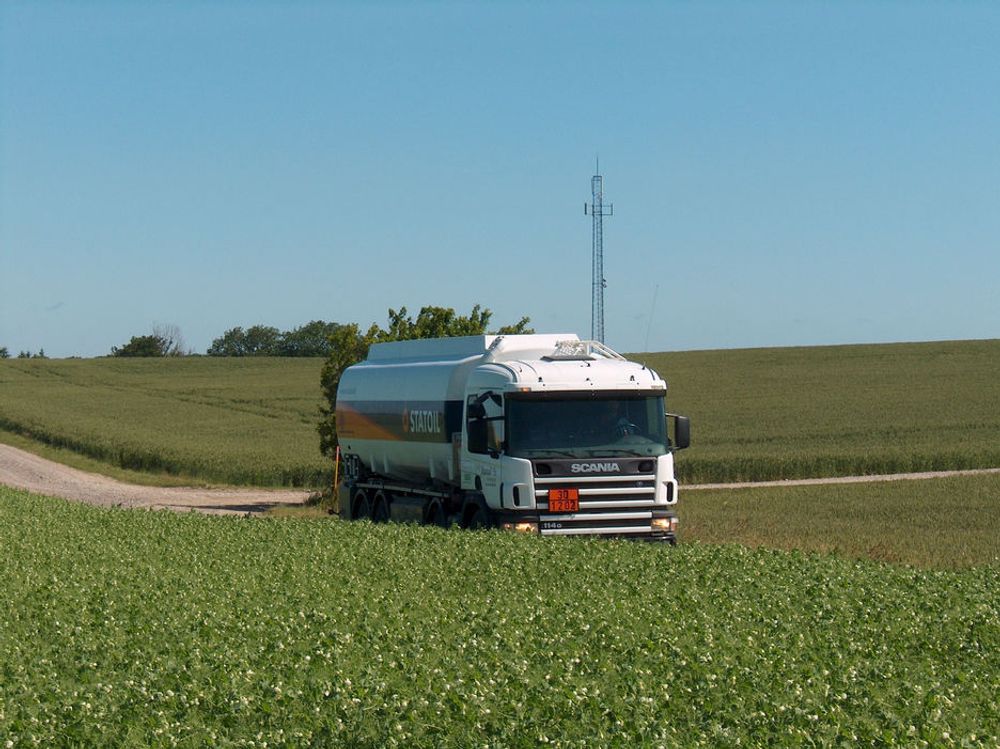 Statoil-tankbil på vei gjennom åkerlandskap - potensielt biodrivstoff.