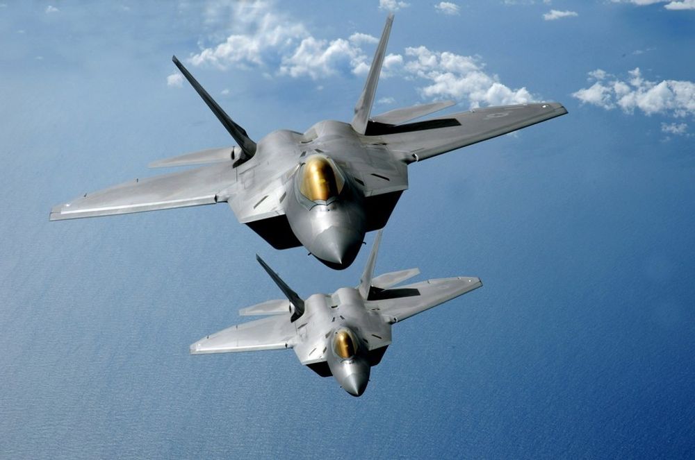 Det var et slikt F-22A Raptor som gikk tapt under testing ved flybasen Edwards i California onsdag. Testpiloten fra produsenten Lockheed Martin omkom.
