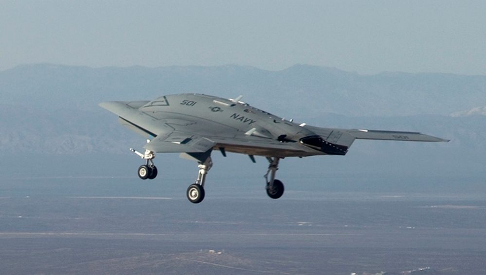 Det førerløse stealthyflyet X-47B i lufta for første gang. I 2013 skal testprogrammet flyttes ut på et hangarskip.