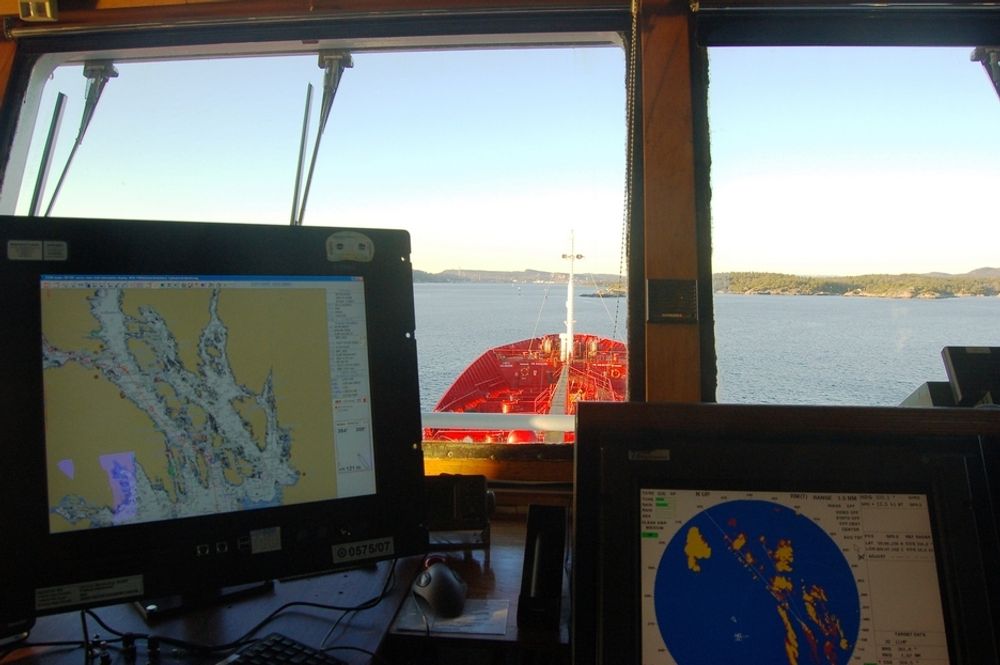 LIKHET: E-navigasjonssystem om bord på et norsk fartøy. Om fire år skal IMO ha en felles løsning klar for implementering.