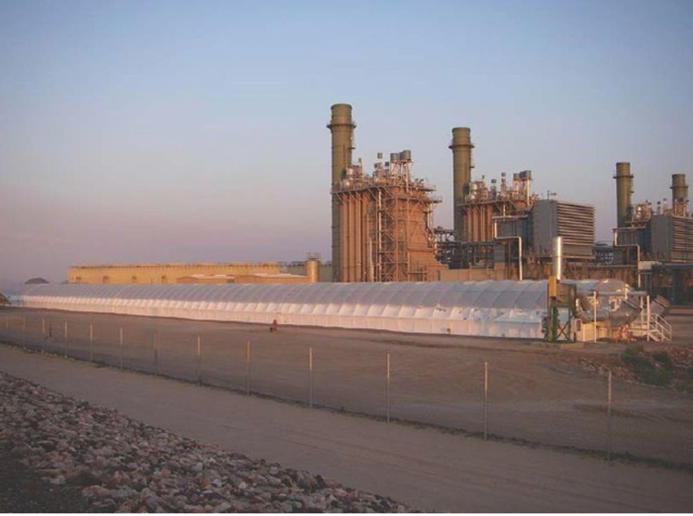 Amerikanske GreenFuels algedyrkingsanlegg i Arizona  henter sin CO2 fra gasskraftverket Redhawk, og har levert noen av verdens til nå mest lovende resultater.