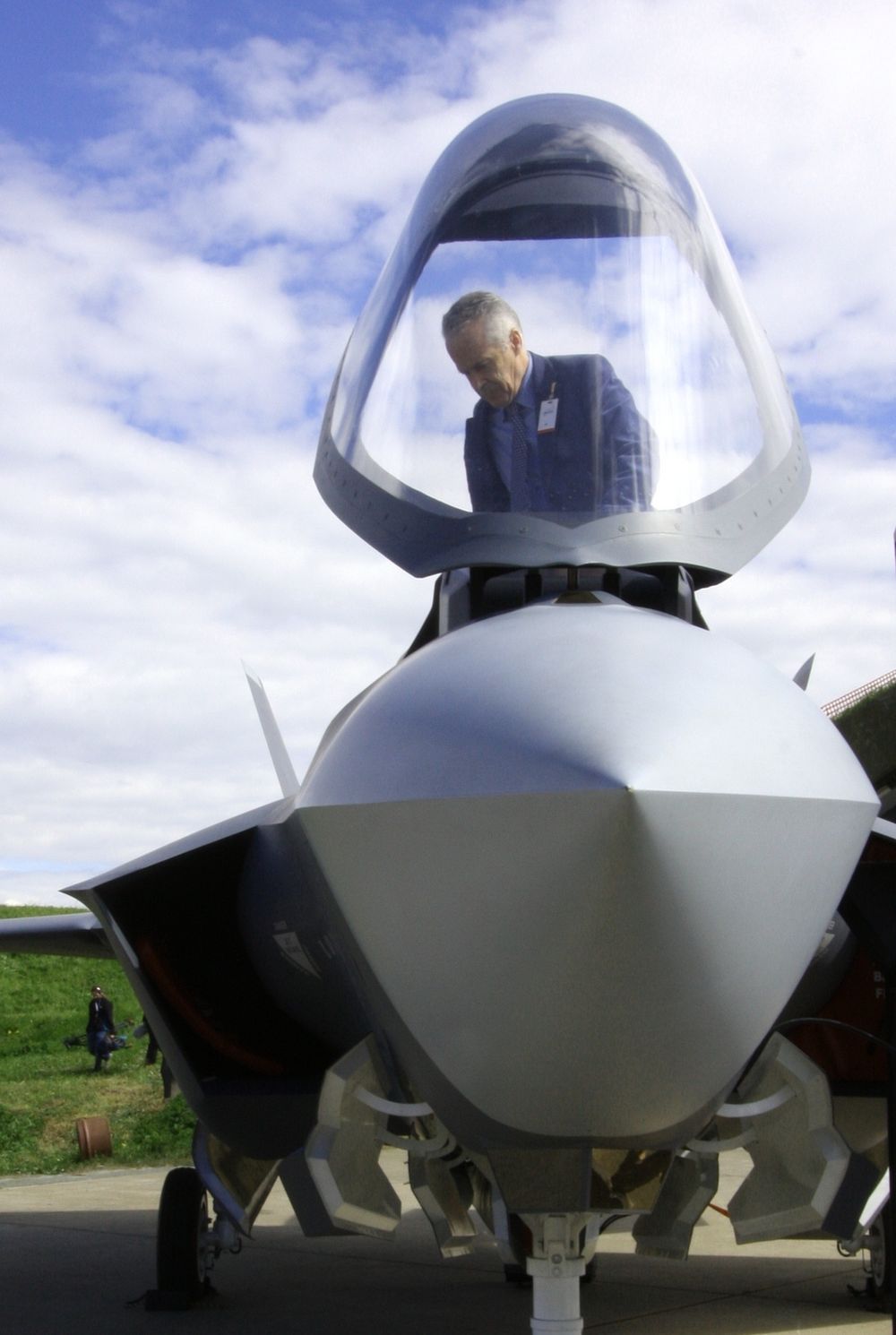 Per Bøthun, tidligere jagerpilot og øverstkommanderende i Nord-Norge, er hyret inn av Lockheed Martin i den pågående anbudskonkurransen. Dagens piloter er mer systemoperatører enn de er flygere, sier han og tar plass bak stikka i JSF-modellen.