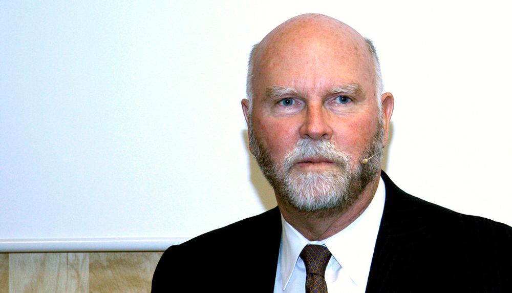 John Craig Venter vil utkonkurrere dagens oljeindustri med det han kaller fjerdegenerasjons biodrivstoff - drivstoff laget rett fra sollyset - av mikroorganismer.